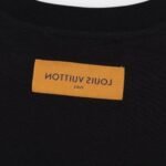 T-shirt Louis Vuitton Calligraphy Studded Black - Image 5