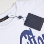 T-shirt Louis Vuitton Gradient Logo White Red Blue - Image 2