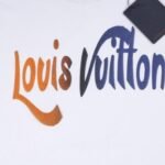 T-shirt Louis Vuitton Gradient Logo White Red Blue - Image 3