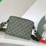 Louis Vuitton Trio Messenger - Image 12