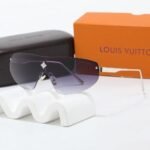 Sunglasses Louis Vuitton - Image 5