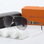 Sunglasses Louis Vuitton - Image 4