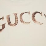 T-shirt Gucci Distressed Logo Beige - Image 5