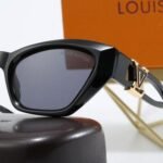 Sunglasses Louis Vuitton - Image 3