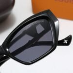 Sunglasses Louis Vuitton - Image 5