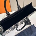 Christian Dior East-West Tote Bag - Image 17