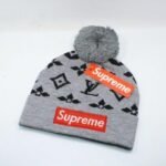 Beanie Louis Vuitton x Supreme Logo Pom-Pom Collection - Image 4