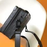 Box Bag Louis Vuitton Monogram Black - Image 4