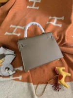 Hermes Kelly Epsom 25cm Bag Taupe - Image 2